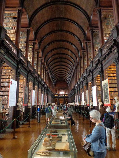 Trinity College Library | Foto by Superchilum via Wikimedia Commons