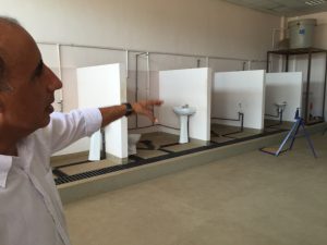Professor Edson Senna, mostrando o laboratório do curso de Canalização (Encanamento).