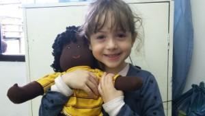 Aluna do Aprendendo a Aprender com a boneca do projeto 'Tudo bem ser diferente...'. Foto: Divulgação