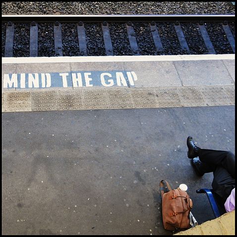 Cheltenham – Mind the Gap | Foto: BazzaDaRambler via Wikimedia Commons