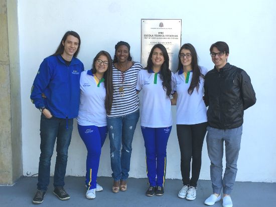 Da esquerda para a direita: Pedro, Mariana, Profa. Eliane, Rubia, Giovanna e Prof. Vanderson - ETEC Pirituba| Foto: Andrea Tissenbaum