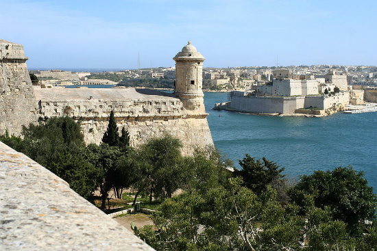 Valletta, torre de vigia e vista sobre Birgu | Foto: Thyes, via Wikimedia Commons