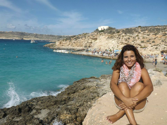 Daniela, na praia de Comino, Malta | Foto: Daniela Bernardes Loyola