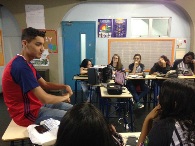 Lucas compartilhando a experiência de intercâmbio em sua escola | Foto: Lucas Martins