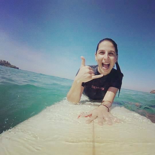 Carolina Andraus, surfando nas praias de Sydney, Austrália