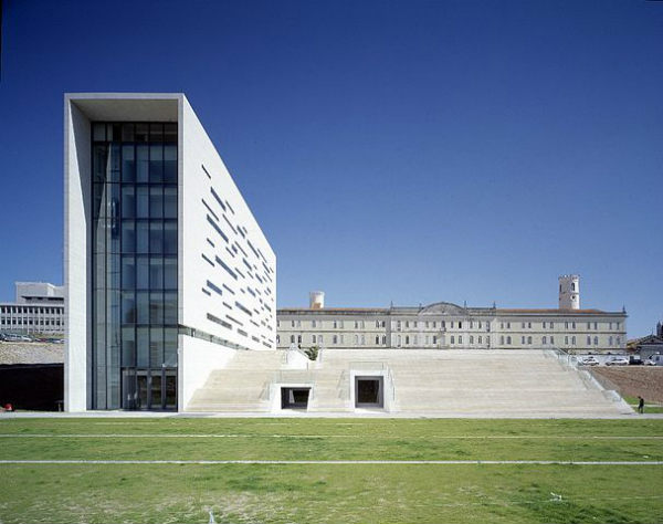 Universidade NOVA de Lisboa | Foto: Colaborador da NOVA, via Wikimedia Commons