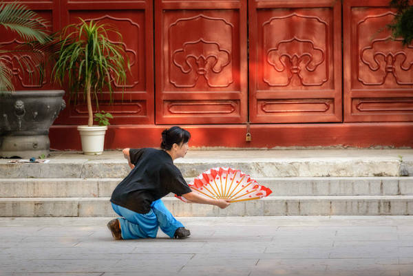 Mulher faz exercícios matinais na Cidade Proibida, Beijing | Foto: Ade Russel, via Flickr