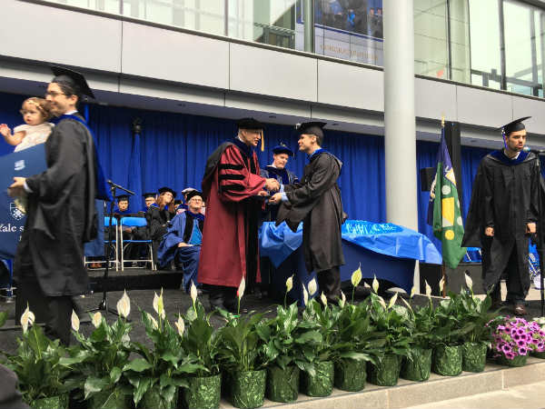 Tiago Cruz recebendo seu diploma na Yale School of Management | Foto: Tiago Cruz