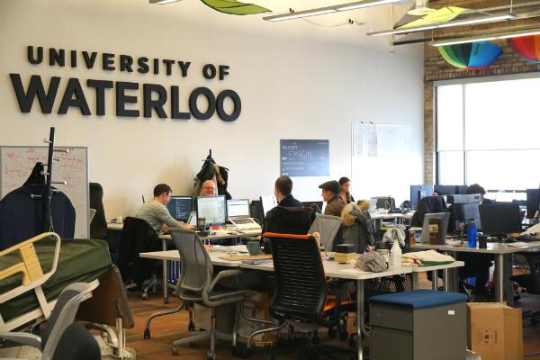 Alunos da Universidade de Waterloo trabalhando em projetos na incubadora Velocity | Foto: Andrea Tissenbaum