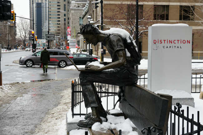 McGill Student Statue on Sherbrook Ave. - Montreal | Foto: Andrea Tissenbaum
