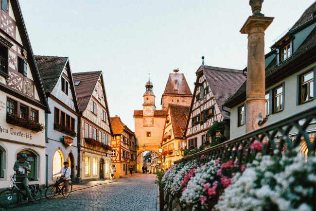 Rothenburg ob der Tauber, Alemanha | Foto: Roman Kraft via Unsplash
