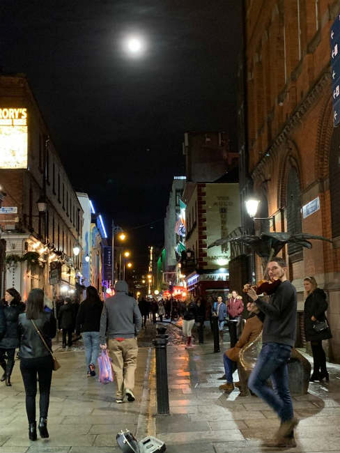 A lua e as ruas de Dublin | Foto: Andrea Tissenbaum