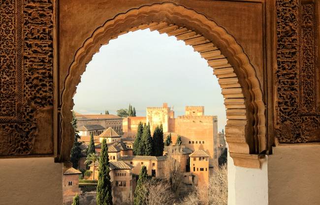 Alhambra de Granada, Andaluzia, Espanha | Foto: Jorge Fernandez Salas, via Unsplash