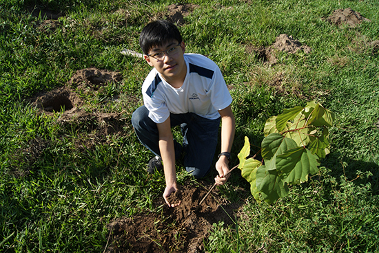 aluno participa de atividade do projeto Ensinando a Plantar, em parceria com a ONG Vale Verde