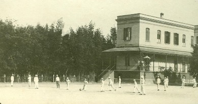 Alunos jogando futebol no pátio do São Luís, em Itu,1929