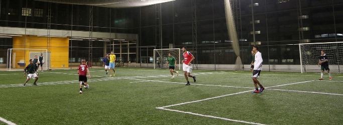 São Luís investe forte em esportes: alunos jogam futebol Society no novo ginásio do Colégio, em São Paulo, 2015.