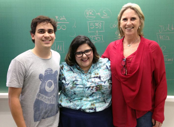 Fernanda Magnotta entre Jonas Oliveira, professor de História do CPV, e Regina Brandão, coordenadora pedagógica do colégio