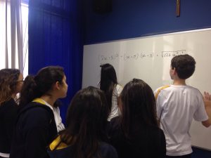 Estudantes se unem para aprender em grupo. | Foto: Acervo Colégio Dante Alighieri