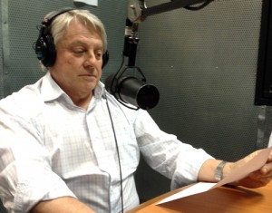 Prof. Vailati grava podcast no estúdio da Rádio FAAP