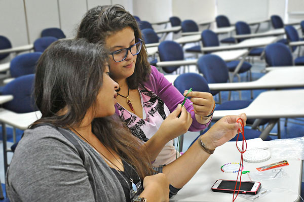 As alunas Maria Beatriz Fragoso e Juliana Vicente participam do workshop sobre as técnicas de nós