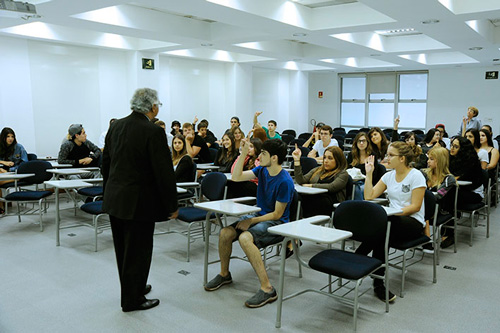 Prof. Luiz Alberto Machado, vice-diretor da Faculdade de Economia, aborda o mercado de trabalho do economista