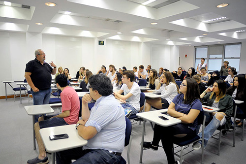 Prof. Silvio Passarelli dá uma aula sobre o futuro do profissional de Administração