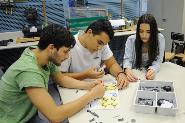 Os alunos utilizam kits didáticos de robótica da empresa Lego