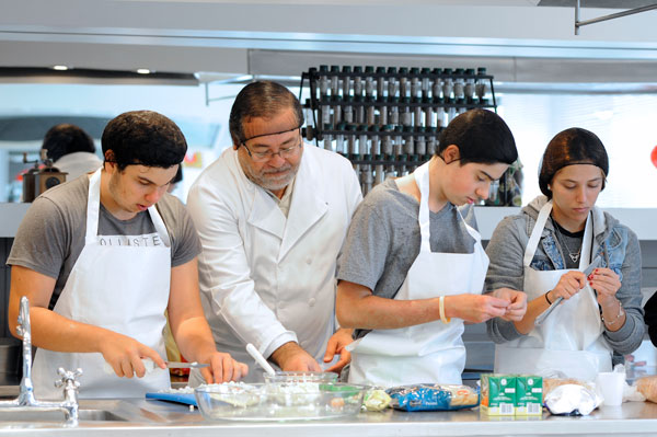 As aulas de gastronomia são realizadas em cozinha especial instalada no Instituto Confúcio da FAAP
