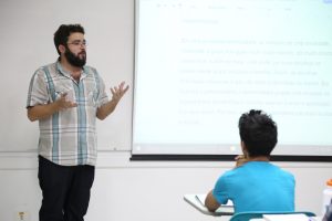 Professor Tarso Loureiro durante aula de Sociologia 