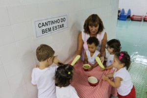 A profª. Adriana mostra aos seus alunos, o Cantinho do Bem-Estar.