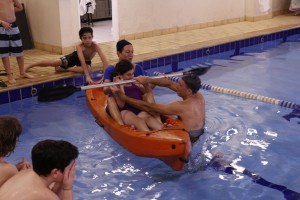 Alunos praticam canoagem na piscina do Colégio.