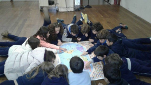 No início do projeto os alunos exploram os continentes!