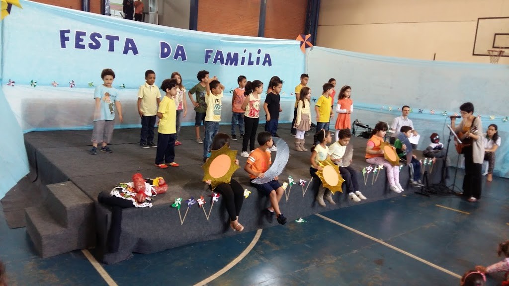 Alunos no palco durante a Festa da Família. Foto: Divulgação