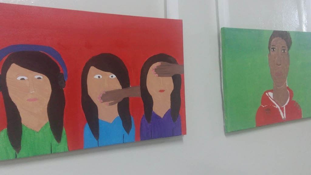 Quadros feitos pelos alunos do Concórdia expostos na Semana de Arte. Foto: Divulgação
