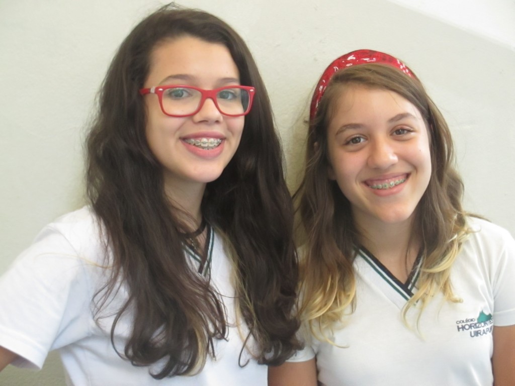 As estudantes Rafaela Vasquez e Vitoria Capelli fraquentam as aulas de Atualidades no Horizontes. Foto: Divulgação