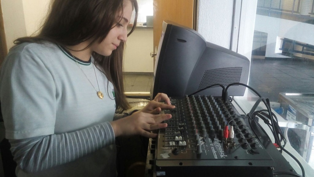 Aluna operando a Rádio Web. Foto: Divulgação