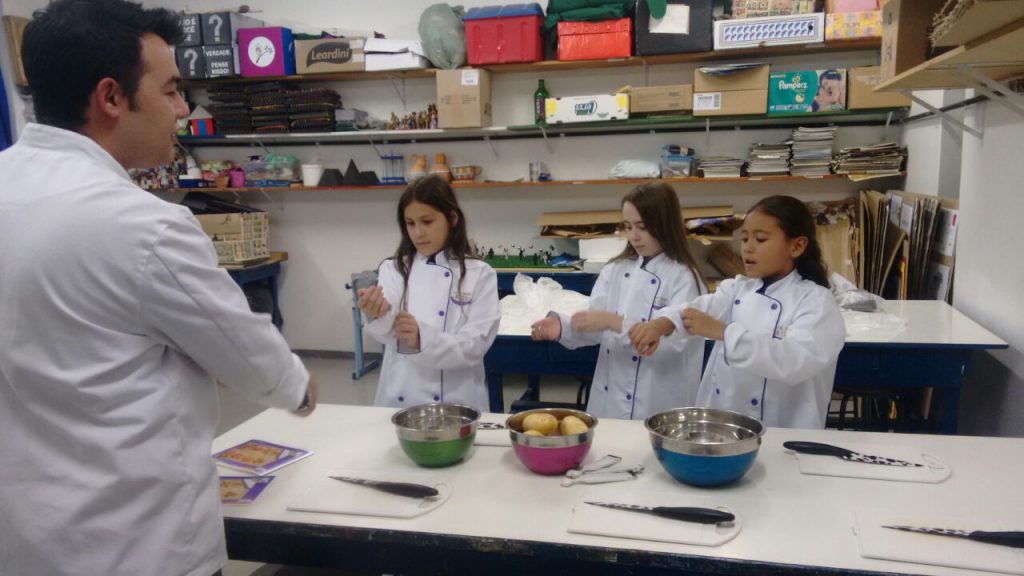 Alunas se preparando para a aula do Cozinhando na Escola: Foto: Divulgação