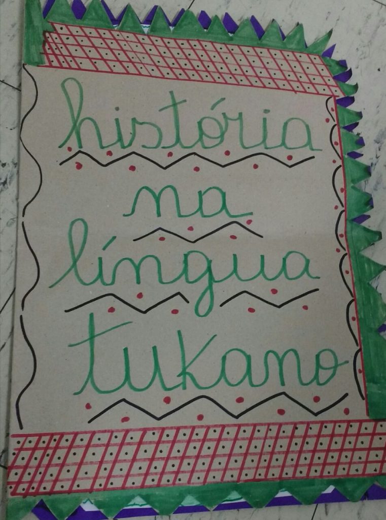 Livro produzido pelos alunos da comunidade de Camanaus sobre uma história na língua Tukano. Foto: Divulgação