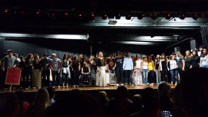 No palco, parte dos 82 alunos que organizaram o VII Sarau do Liceu. Foto: Divulgação.
