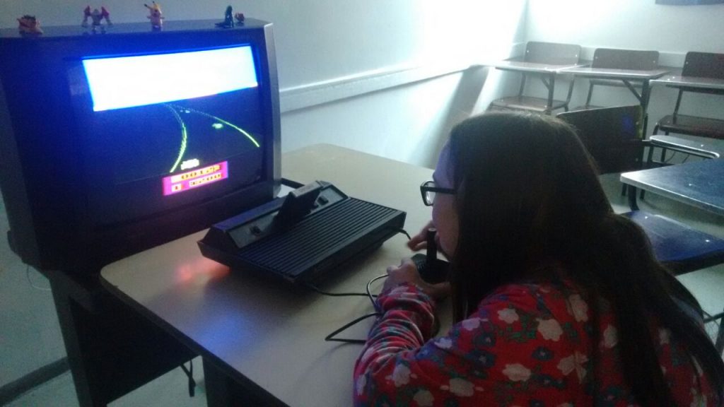 Os alunos puderam jogar vídeo games de outras gerações, os quais só conheciam por vídeo e relatos dos pais. Foto: Divulgação
