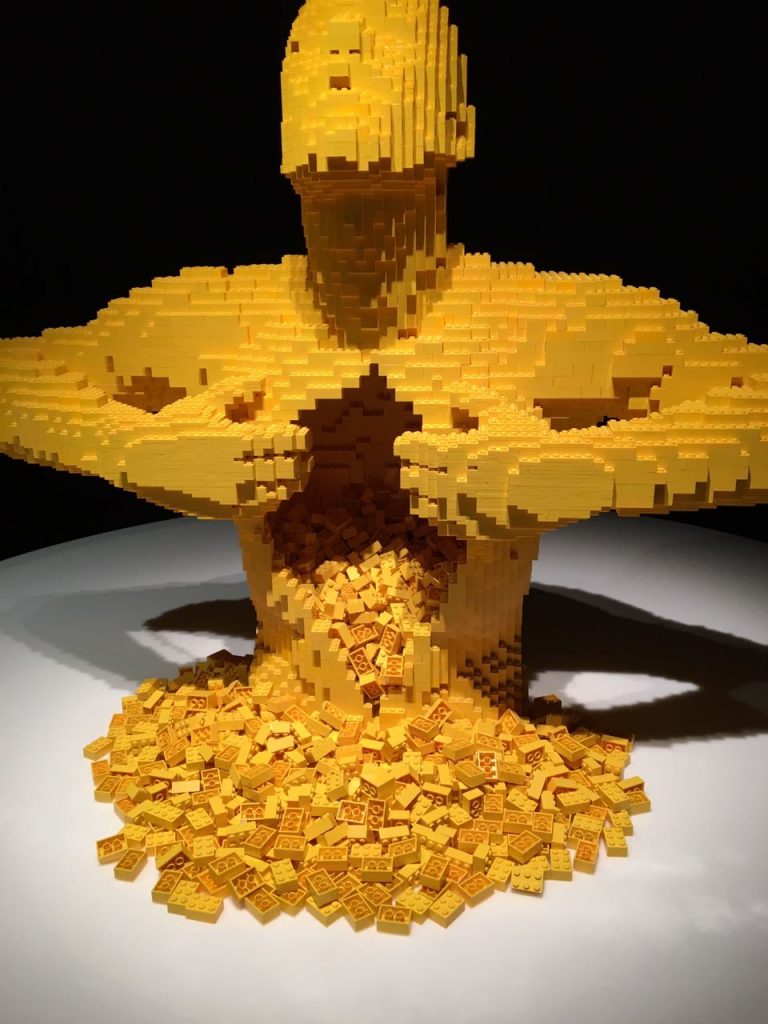 A obra do Homem Amarelo com o peito aberto foi um dos destaques da exposição de Nilthon. Foto: Divulgação