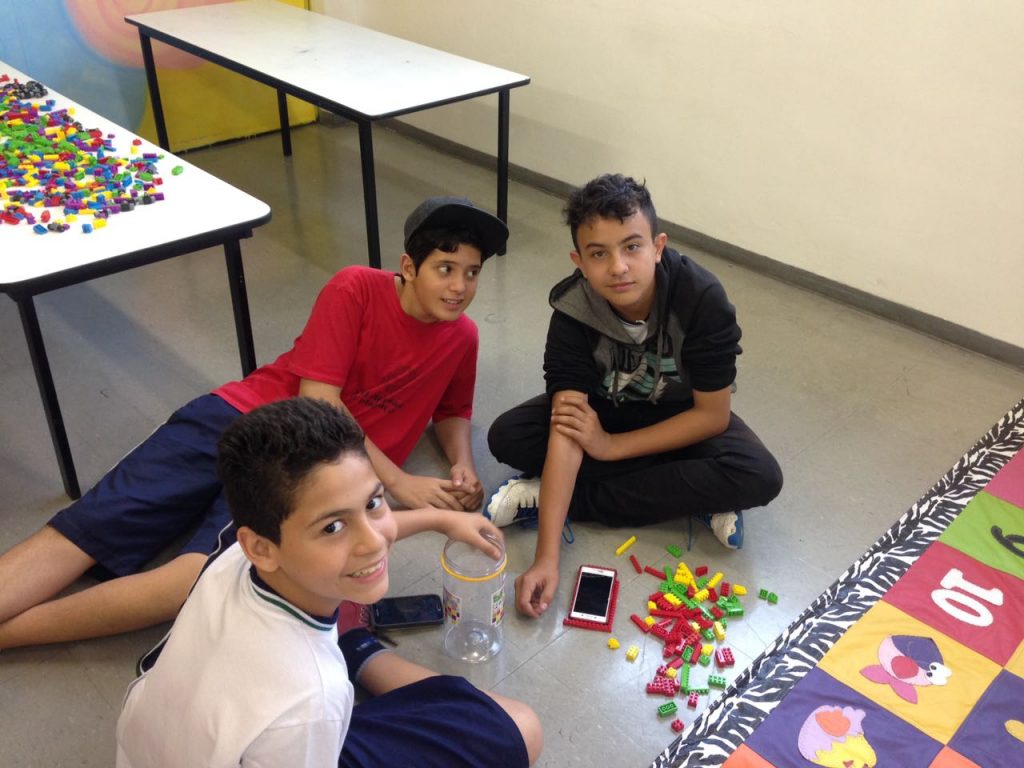 Alunos durante o processo de criação das próprias obras com Lego. Foto: Divulgação
