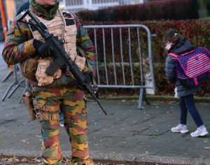 Foto 3: Exército fazendo segurança em frente a uma escola.
