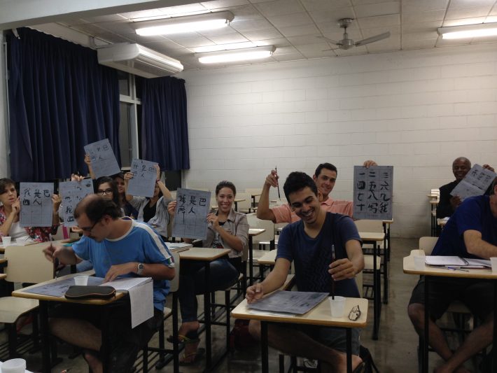 Alunos do curso de chinês do Instituto Confúcio na Unesp na cidade de Ilha Solteira, no interior de São Paulo (Foto: Divulgação)